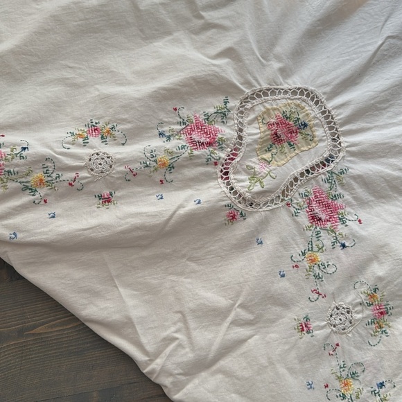 Gorgeous Vintage Floral Hand Embroidered round Tablecloth - Picture 9 of 10